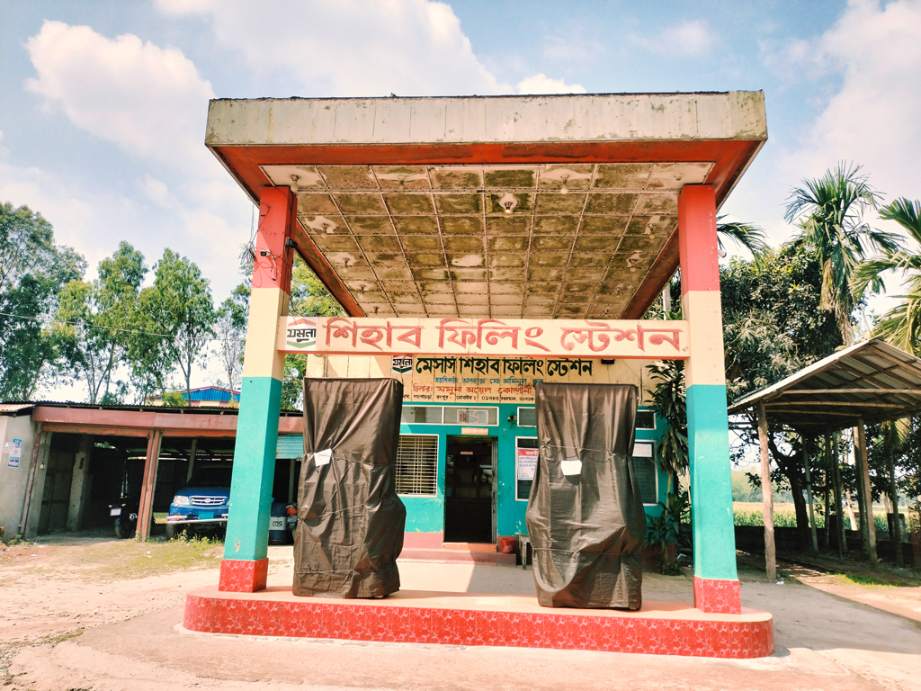 গঙ্গাচড়ায় ৫ দিন ধরে পেট্রল-অকটেন উধাও: ৪ পাম্পই বন্ধ, খোলাবাজারে লিটার ২৫০ টাকা!