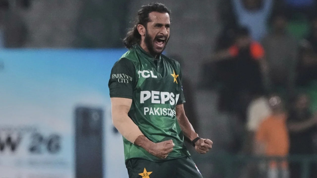 পিএসএলে ড্রামা: বল টেম্পারিং বিতর্ক ও হাসান আলীর শাস্তি, লড়েও হারল লাহোর