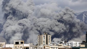 মধ্যপ্রাচ্য যুদ্ধের উত্তাপ যুক্তরাষ্ট্রে: ৪ ডলার ছাড়াল গ্যাসোলিনের দাম, চাপে ট্রাম্প প্রশাসন