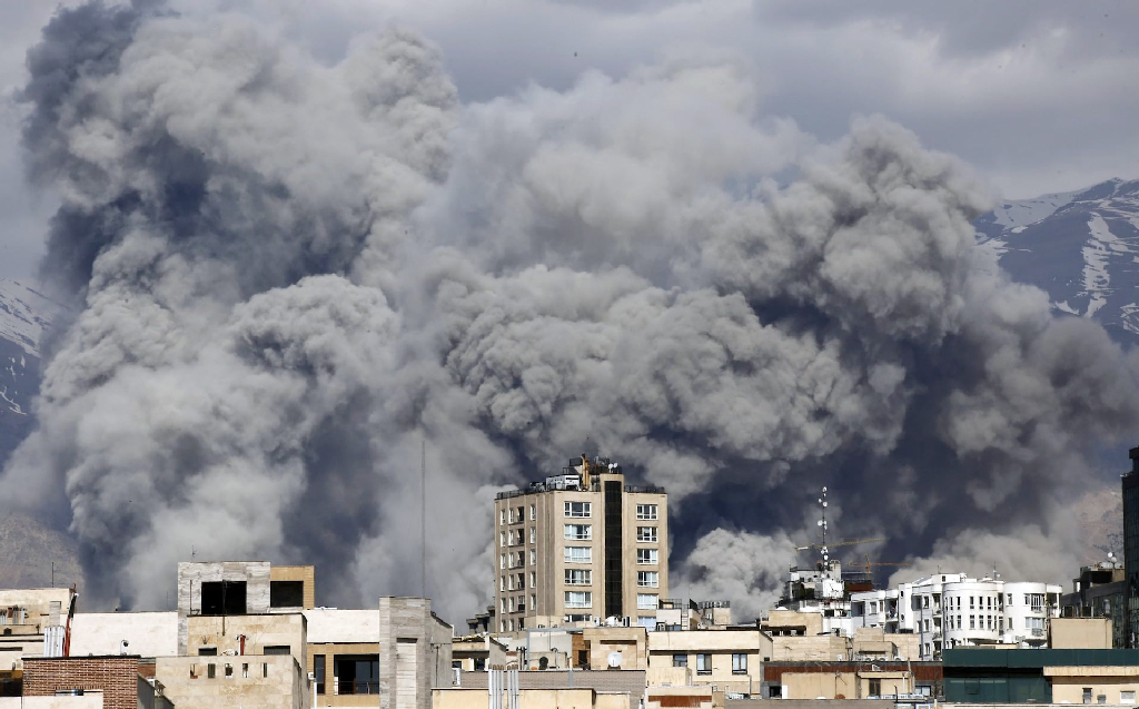 মধ্যপ্রাচ্য যুদ্ধের উত্তাপ যুক্তরাষ্ট্রে: ৪ ডলার ছাড়াল গ্যাসোলিনের দাম, চাপে ট্রাম্প প্রশাসন