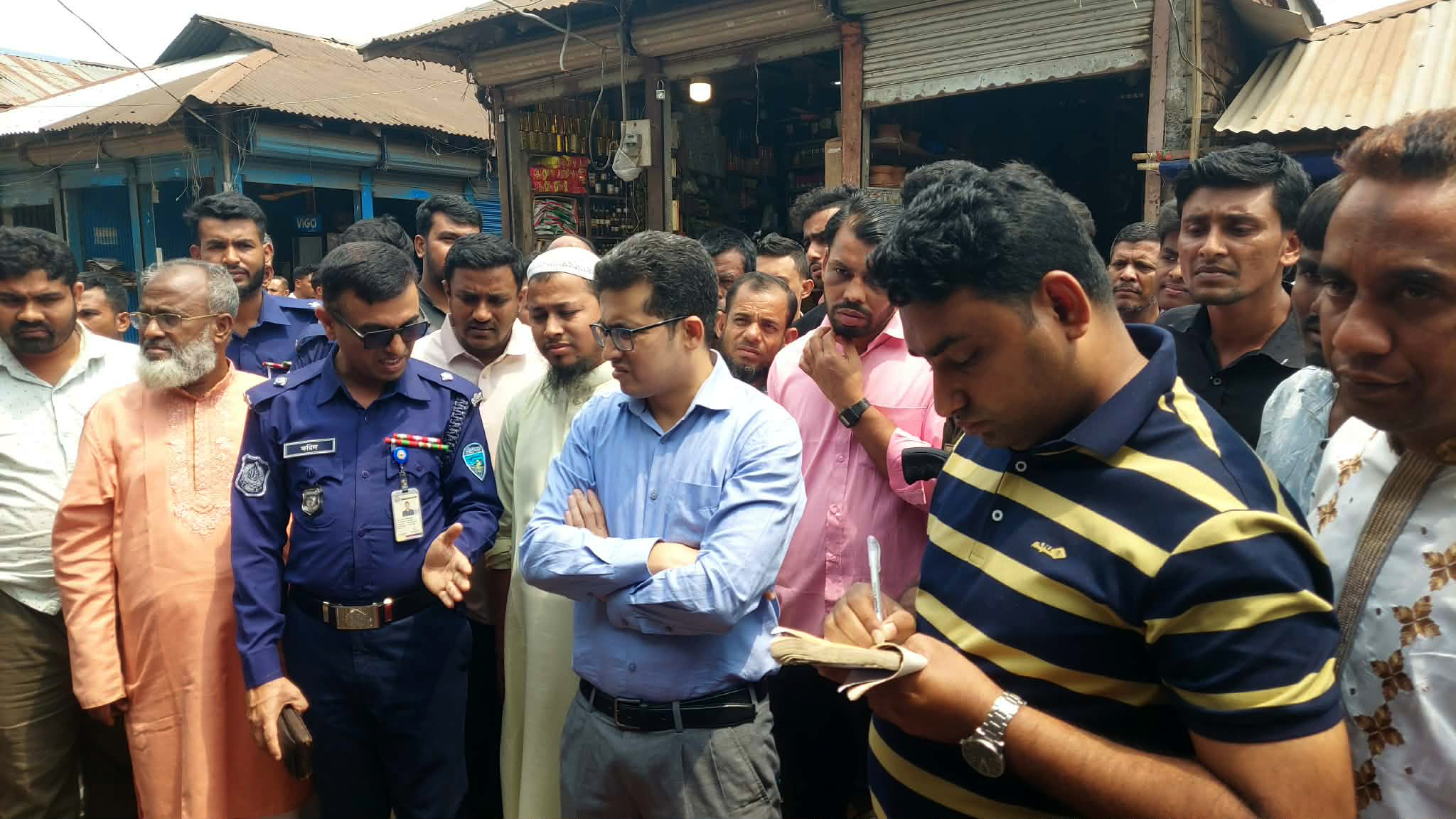 তোরাবগঞ্জ বাজারে উচ্ছেদ অভিযান: দখলমুক্ত হলো গলি ও ড্রেন, ৪ ব্যবসায়ীকে জরিমানা