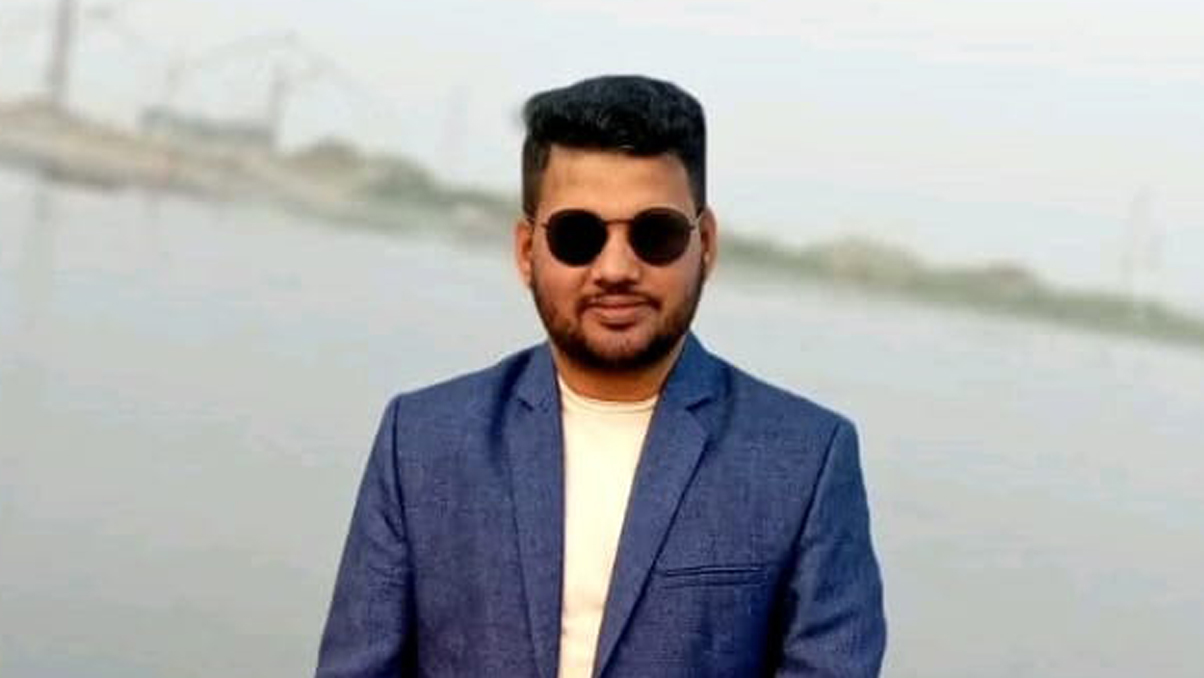 দৌলতদিয়ায় বাসডুবি: ৫ সেকেন্ডের ব্যবধানে প্রাণে বাঁচলেন খাইরুল, তীরে উঠতেই মোবাইল ছিনতাই