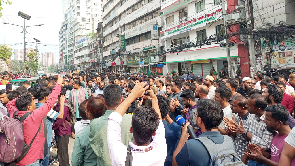 ১৮ বছর পর নয়াপল্টনে তারেক রহমান: নেতাকর্মীদের ঢল, সতর্ক অবস্থানে পুলিশ