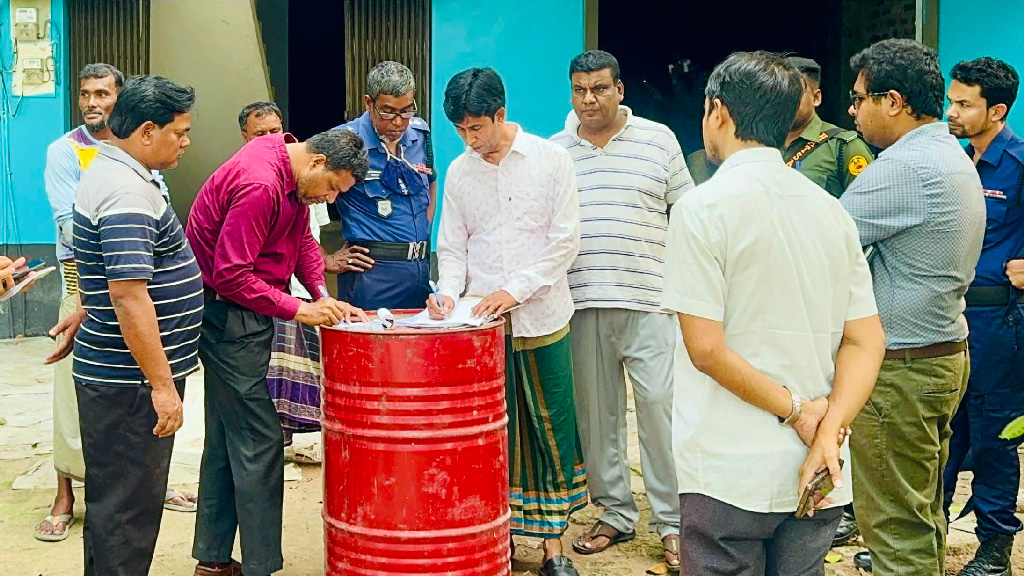 সিংড়ায় গুদামজাত করা ১১ হাজার লিটার জ্বালানি তেল জব্দ: ১ লাখ টাকা জরিমানা
