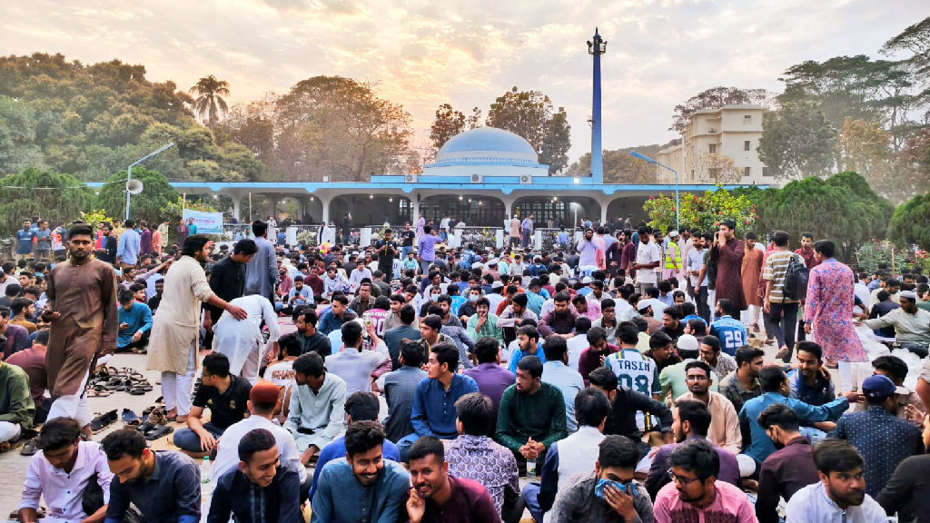 রাবিতে রাকসু’র গণ-ইফতার: অব্যবস্থাপনায় শতাধিক শিক্ষার্থী অভুক্ত, খরচের উৎস নিয়ে ধোঁয়াশা