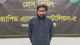 জুতার ভেতর ও শার্টের কলারে হেরোইন: রাজশাহীতে মাদক কারবারি আটক