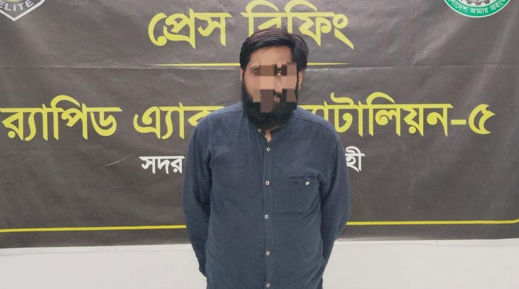 জুতার ভেতর ও শার্টের কলারে হেরোইন: রাজশাহীতে মাদক কারবারি আটক