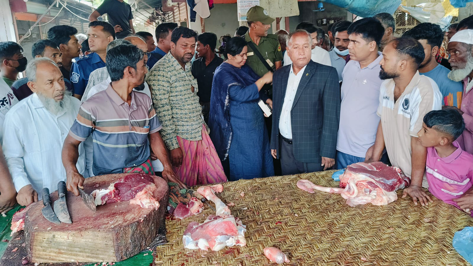 কামারখন্দে বেশি দামে গরুর মাংস বিক্রি: দুই ব্যবসায়ীকে জরিমানা