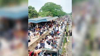 ট্রেনের ছাদেও তিলধারণের ঠাঁই নেই: কর্মস্থলে ফিরছে মানুষ, শ্রীপুরে উপচে পড়া ভিড়