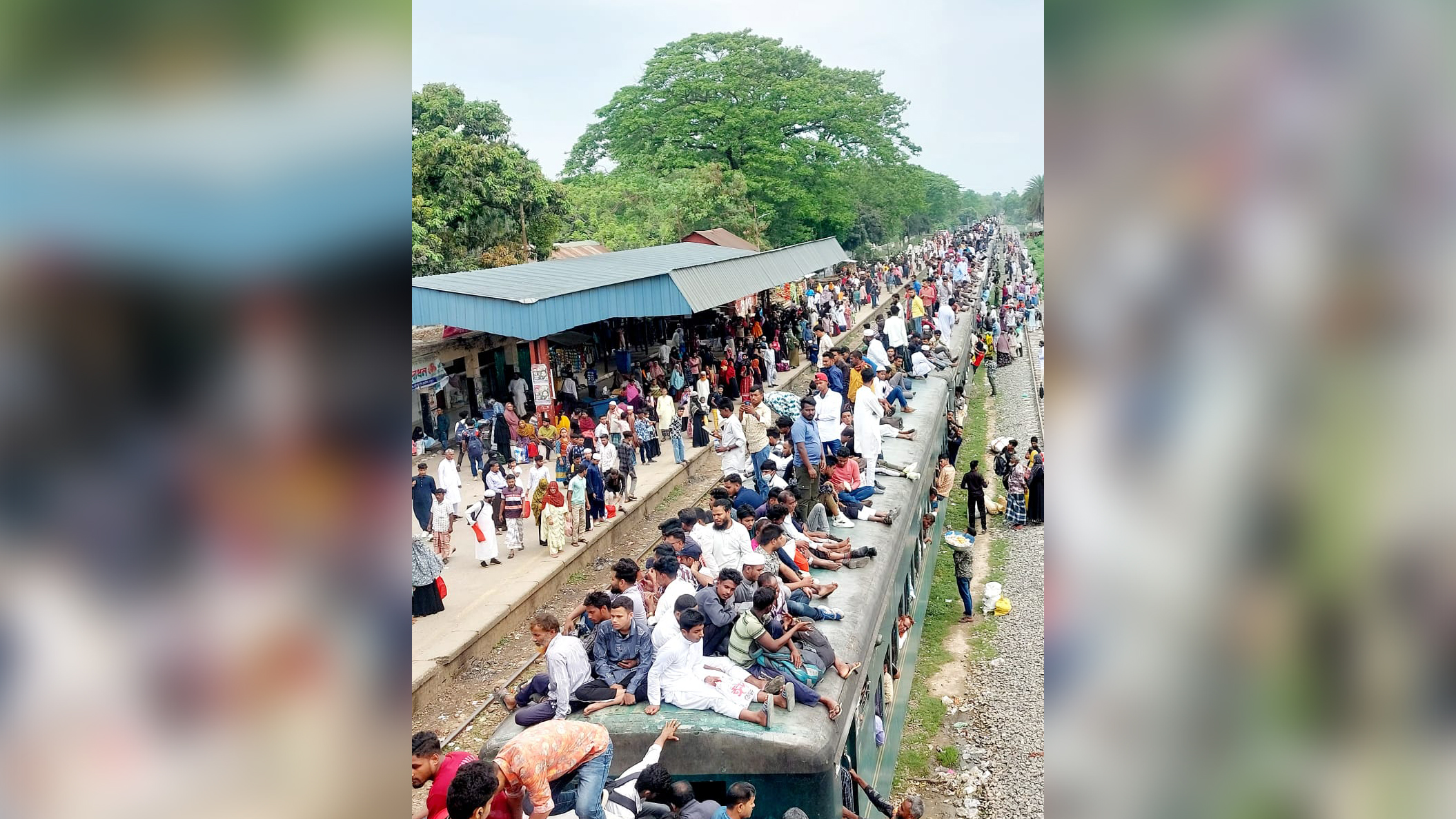 ট্রেনের ছাদেও তিলধারণের ঠাঁই নেই: কর্মস্থলে ফিরছে মানুষ, শ্রীপুরে উপচে পড়া ভিড়