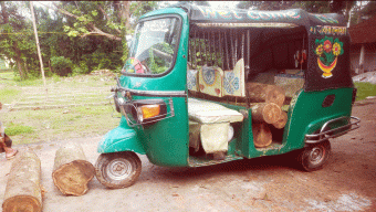 শায়েস্তাগঞ্জে সিএনজিভর্তি চোরাই কাঠ জব্দ, চালক ও চোর পলাতক