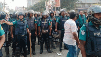 সিলেটের সড়কে স্বাচ্ছন্দ ফেরাতে এবং নাগরিক নিরাপত্তা নিশ্চিতে কঠোর অবস্থানে পুলিশ। গত কয়েকদিন ধরে টানা অভিযান চলছে। এসব অভিযানে বিভিন্ন যানবাহনের বিরুদ্ধে ব্যবস্থা নেওয়া হচ্ছে।