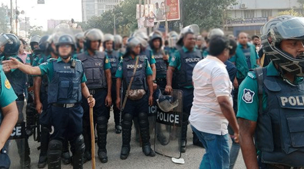 সিলেটের সড়কে স্বাচ্ছন্দ ফেরাতে এবং নাগরিক নিরাপত্তা নিশ্চিতে কঠোর অবস্থানে পুলিশ। গত কয়েকদিন ধরে টানা অভিযান চলছে। এসব অভিযানে বিভিন্ন যানবাহনের বিরুদ্ধে ব্যবস্থা নেওয়া হচ্ছে।