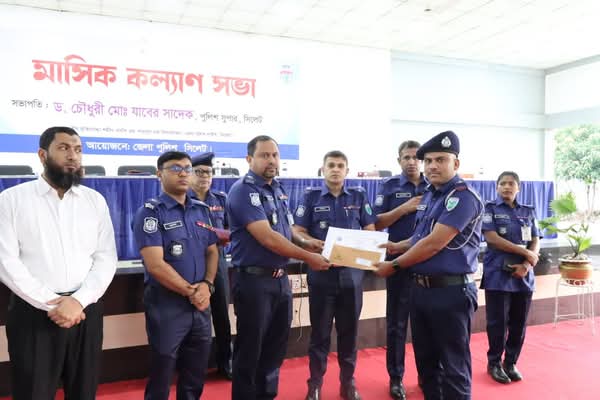 শ্রেষ্ঠত্বের মুকুট কোম্পানীগঞ্জ থানার দুই পুলিশ কর্মকর্তার: ও‌সি শফিকুল ও ইনচার্জ আমিরুল পুরস্কৃত