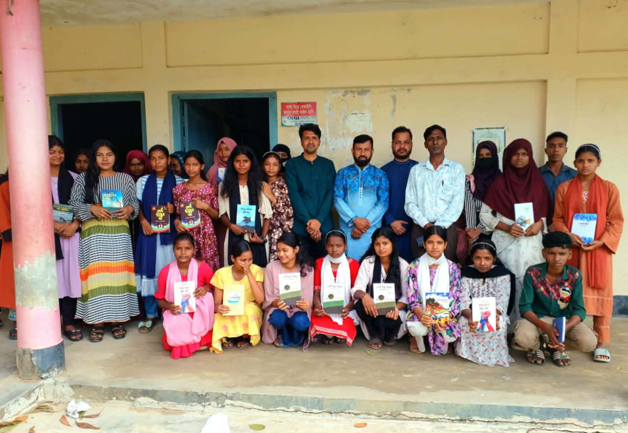 চুনারুঘাটে চা শ্রমিক সন্তানদের মাঝে সৃজনশীল বই বিতরণ: উচ্ছ্বসিত শিক্ষার্থীরা