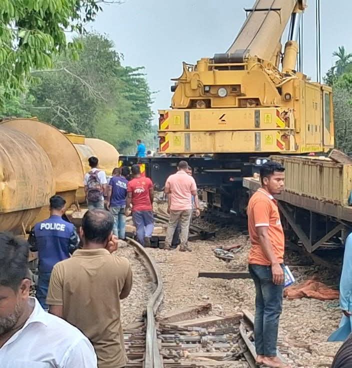 দীর্ঘ ১৮ ঘণ্টা পর সিলেটের সাথে রেল যোগাযোগ স্বাভাবিক; কাল চলবে স্পেশাল ট্রেন