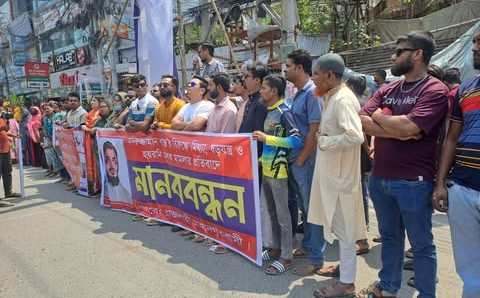 রাজশাহীতে স্বেচ্ছাসেবকদল নেতার বিরুদ্ধে ষড়যন্ত্রমূলক মামলার প্রতিবাদে মানববন্ধন