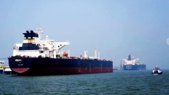 যুদ্ধের উত্তেজনার মধ্যেই হরমুজ প্রণালিতে রেকর্ড জাহাজ চলাচল: বৈশ্বিক জ্বালানি বাজারে স্বস্তি