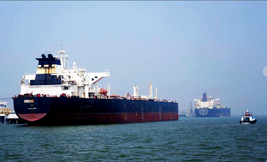 যুদ্ধের উত্তেজনার মধ্যেই হরমুজ প্রণালিতে রেকর্ড জাহাজ চলাচল: বৈশ্বিক জ্বালানি বাজারে স্বস্তি