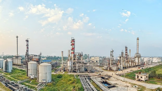 অপরিশোধিত তেলের তীব্র সংকট: বন্ধ হয়ে গেল দেশের একমাত্র রাষ্ট্রায়ত্ত শোধনাগার ইস্টার্ন রিফাইনারি