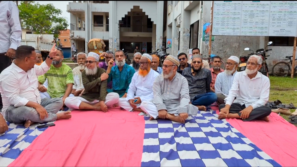 সুপেয় পানির দাবিতে পিরোজপুর পৌরসভা ঘেরাও: ভোগান্তি নিরসনে চূড়ান্ত আলটিমেটাম