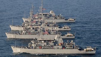 হরমুজ প্রণালিতে মাইন অপসারণে যুক্তরাষ্ট্রের জটিল অভিযান: ঝুঁকিতে বিশ্ব জ্বালানি পথ