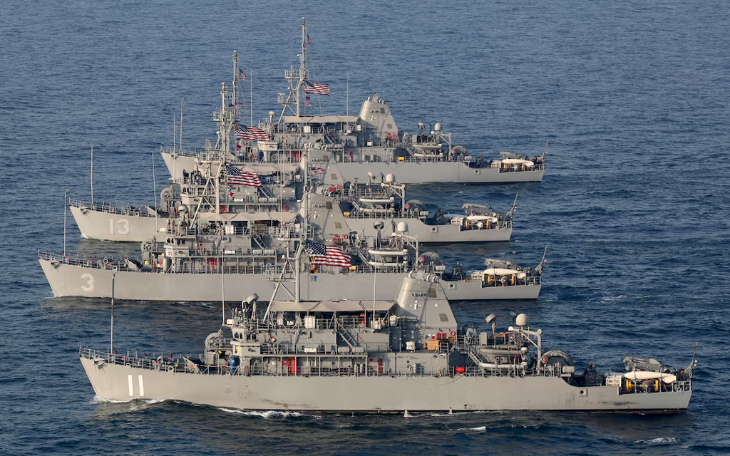 হরমুজ প্রণালিতে মাইন অপসারণে যুক্তরাষ্ট্রের জটিল অভিযান: ঝুঁকিতে বিশ্ব জ্বালানি পথ