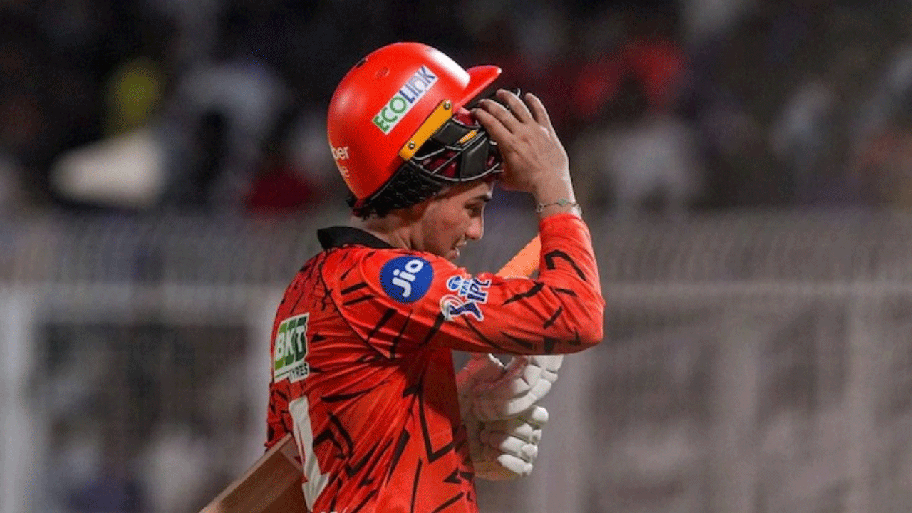 জয়ের রাতে দুঃসংবাদ: আচরণবিধি ভঙ্গে জরিমানার মুখে অভিষেক শর্মা