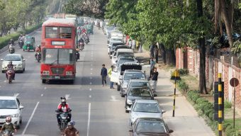 ছুটির দিনেও ফুরোচ্ছে না তেলের লাইন: ফাঁকা হচ্ছে পাম্পের রিজার্ভ, বিপাকে গ্রাহকরা