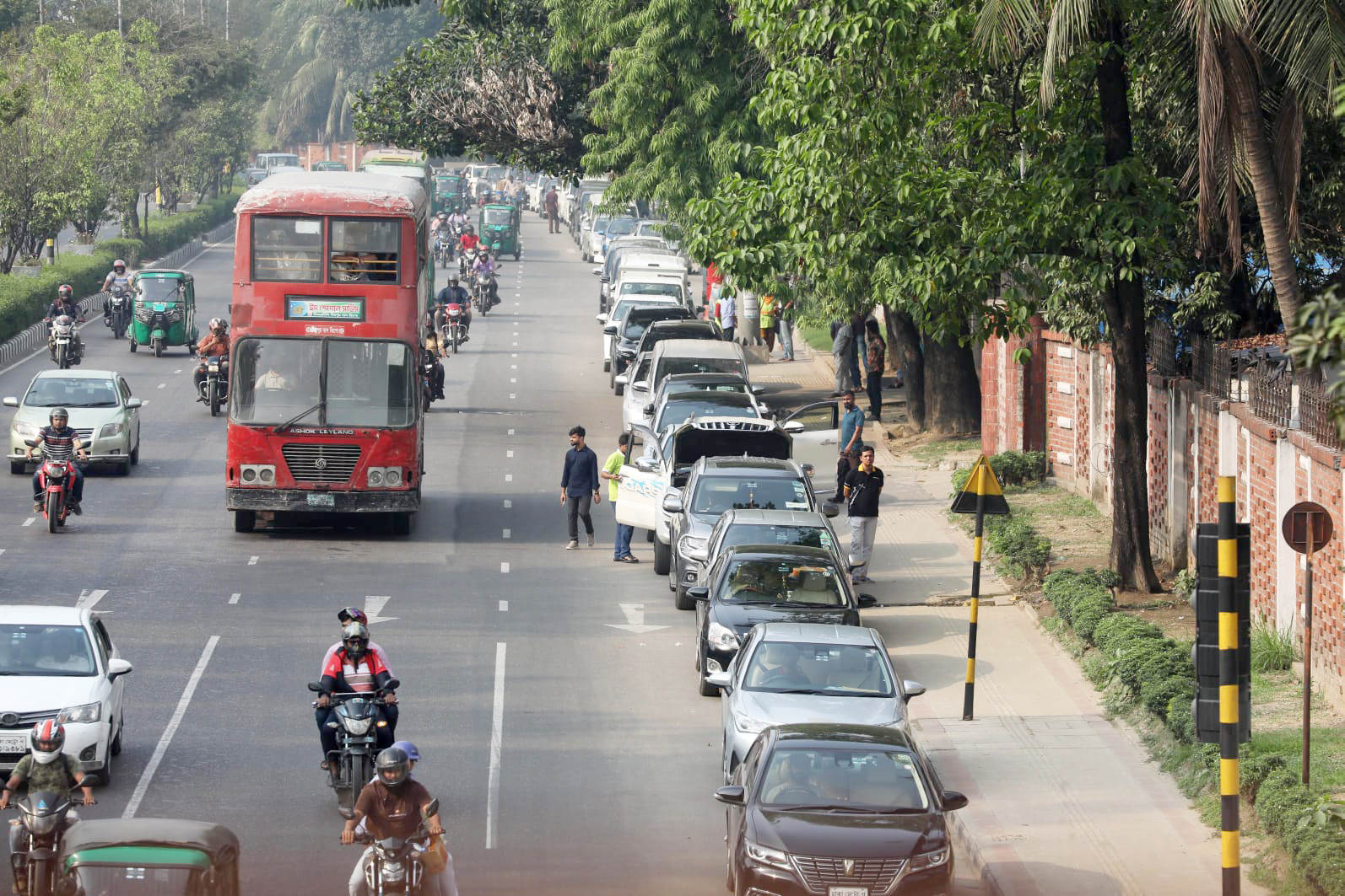 ছুটির দিনেও ফুরোচ্ছে না তেলের লাইন: ফাঁকা হচ্ছে পাম্পের রিজার্ভ, বিপাকে গ্রাহকরা