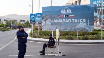 উত্তেজনার পারদ তুঙ্গে: ইসলামাবাদে শান্তি আলোচনার প্রাক্কালে ইরানি জাহাজ জব্দের দাবি ট্রাম্পের