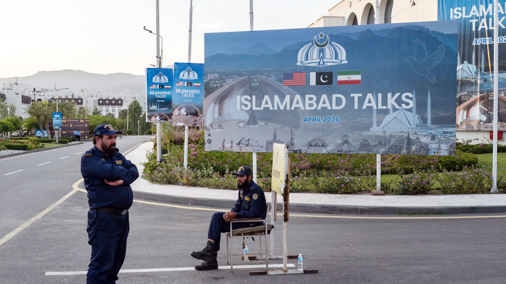 উত্তেজনার পারদ তুঙ্গে: ইসলামাবাদে শান্তি আলোচনার প্রাক্কালে ইরানি জাহাজ জব্দের দাবি ট্রাম্পের