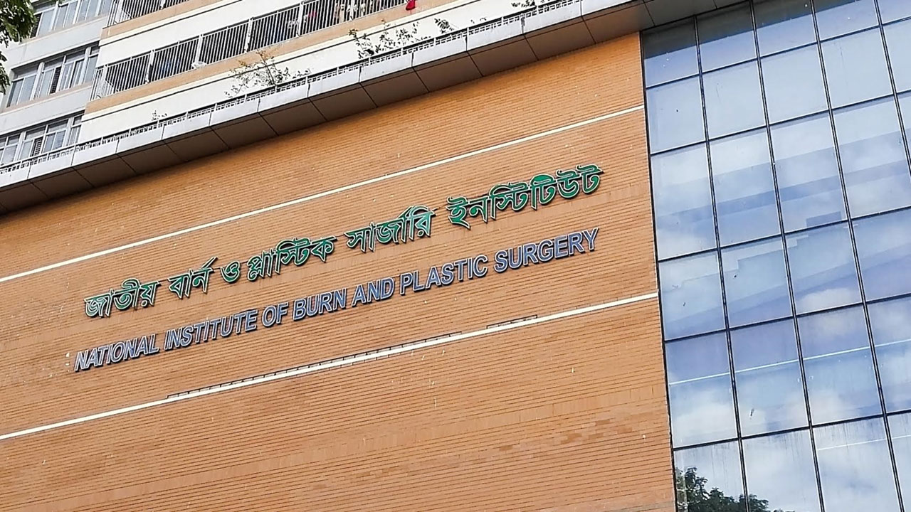 কেরানীগঞ্জে অগ্নিকাণ্ড: দগ্ধ ২ জন বার্ন ইনস্টিটিউটে ভর্তি, দেখতে গেলেন স্বাস্থ্যমন্ত্রী