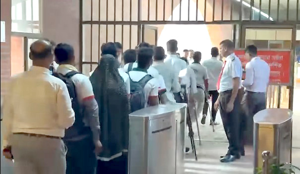 সংসদে জুলাই যোদ্ধাদের সঙ্গে কুশল বিনিময় করলেন প্রধানমন্ত্রী তারেক রহমান