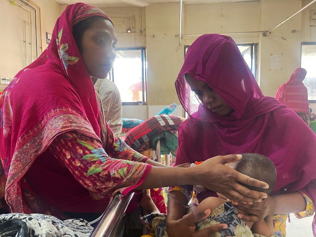 কুষ্টিয়ায় হামের ভয়াবহ প্রাদুর্ভাব: ২৪ ঘণ্টায় হাসপাতালে ৯০ শিশু ভর্তি, চিকিৎসা সরঞ্জামের তীব্র সংকট