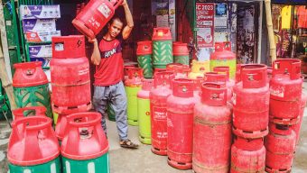 এক মাসেই দ্বিতীয় দফা বাড়ল এলপিজির দাম, ১২ কেজির সিলিন্ডার ১৯৪০ টাকা