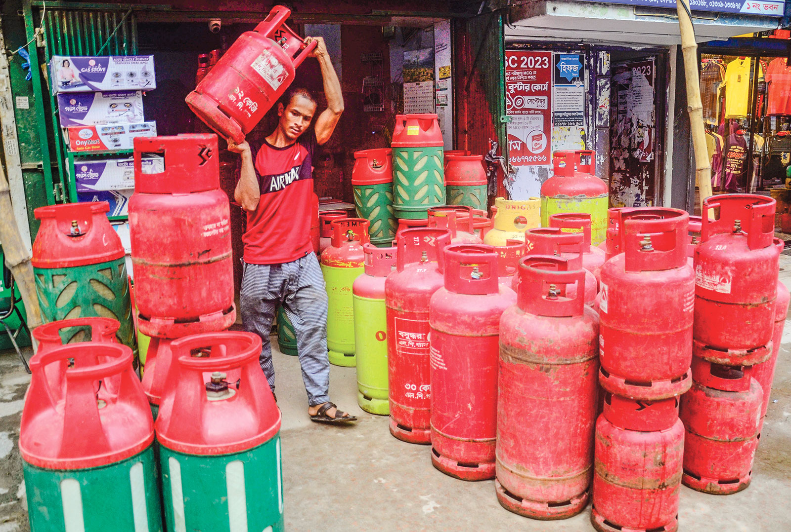 এক মাসেই দ্বিতীয় দফা বাড়ল এলপিজির দাম, ১২ কেজির সিলিন্ডার ১৯৪০ টাকা