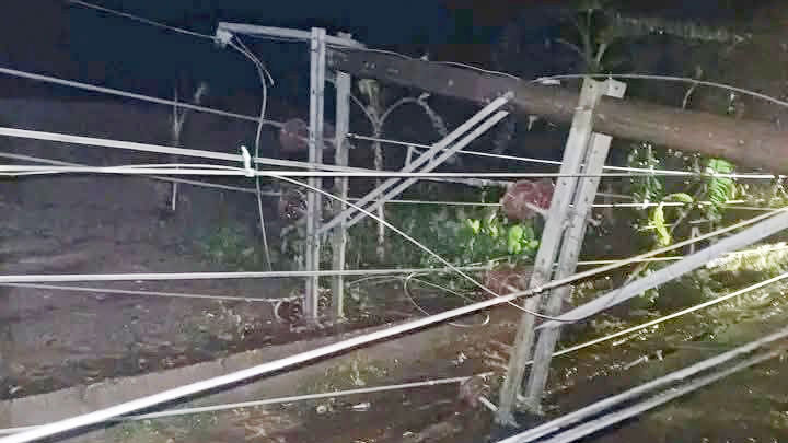 কালবৈশাখীর তাণ্ডবে মৌলভীবাজারে মহাসড়ক অবরোধ, বিদ্যুৎহীন ৩০ হাজার গ্রাহক