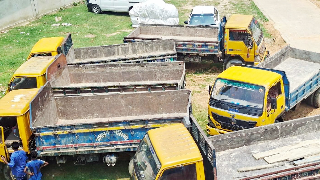 শ্রীমঙ্গল ও কমলগঞ্জে পুলিশের অভিযান: বালু উত্তোলনের ৭টি ট্রাক জব্দ