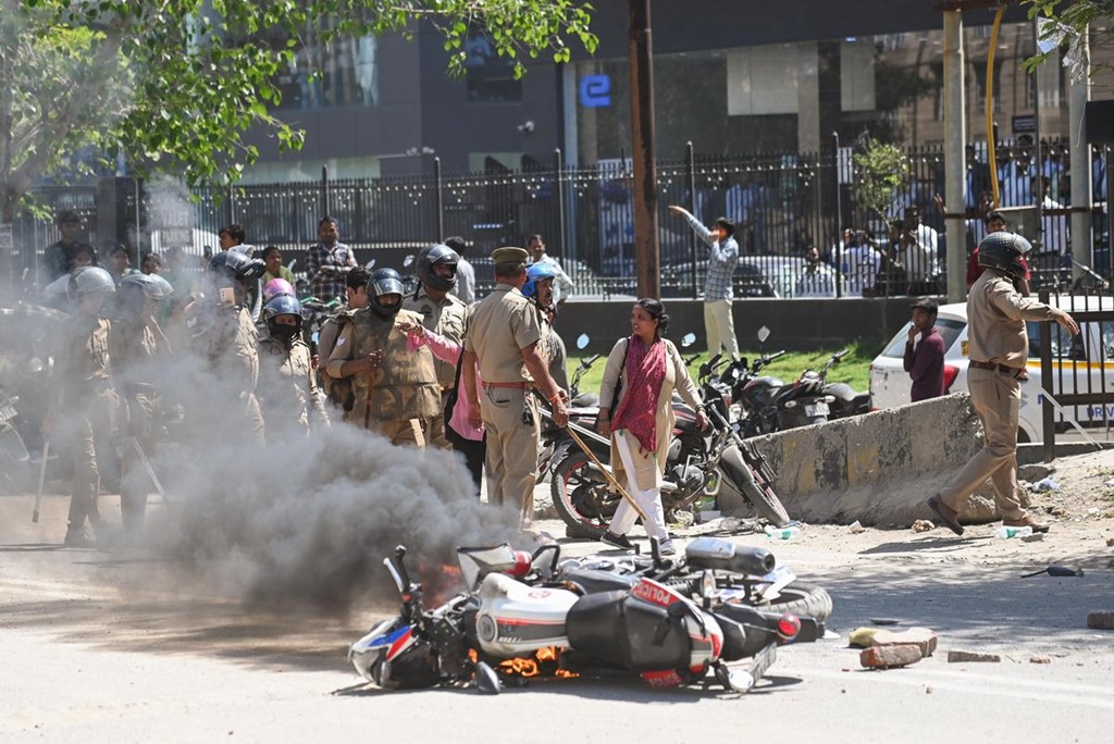 নয়ডায় শ্রমিক বিক্ষোভ: কেবল মজুরি নয়, সংকটের মূলে জীবনযাত্রার ব্যয় ও বৈষম্য