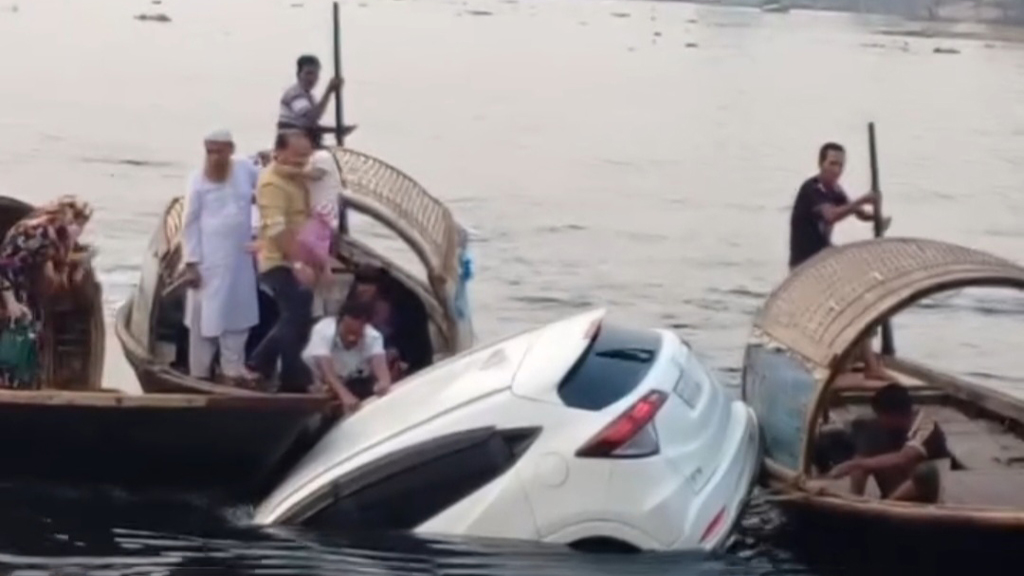 বন্দরে ফেরিতে ওঠার সময় শীতলক্ষ্যায় পড়ল প্রাইভেট কার, প্রাণে বাঁচলেন চালক