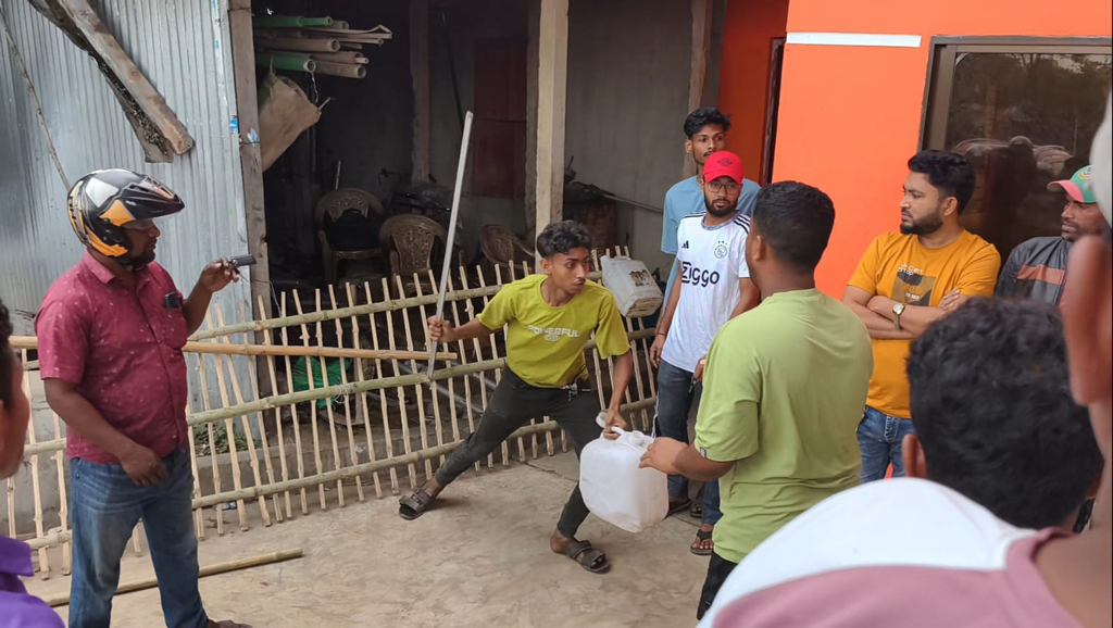 গুরুদাসপুরে তেল নিয়ে নৈরাজ্য: বাইকারদের ওপর হামলার চেষ্টা, সক্রিয় কালোবাজারি সিন্ডিকেট