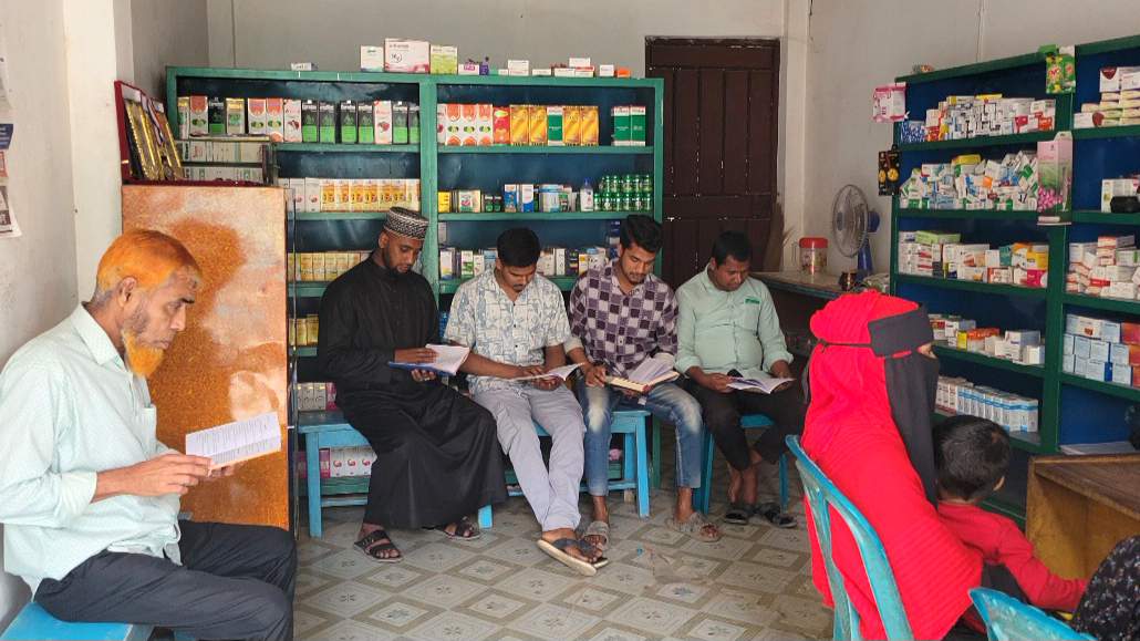 ওষুধের দোকানে বইয়ের সুবাস: রায়পুরায় সাড়া ফেলেছে পল্লিচিকিৎসকের ‘ফার্মেসি পাঠাগার’
