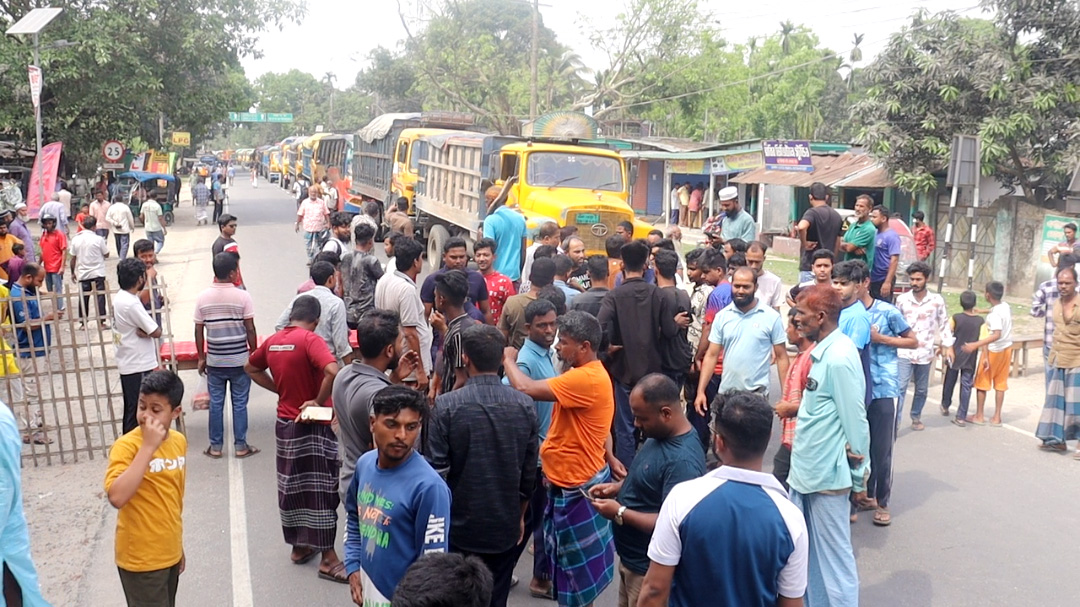 লাইনম্যানের মৃত্যু ও ২৪ ঘণ্টা বিদ্যুৎহীন পঞ্চগড়: সড়ক অবরোধে ক্ষুব্ধ জনতা