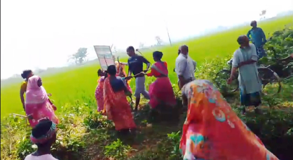 গোবিন্দগঞ্জে চিনিকলের জমি দখল নিয়ে সাঁওতালদের দুই গ্রুপে সংঘর্ষ, আহত ৩