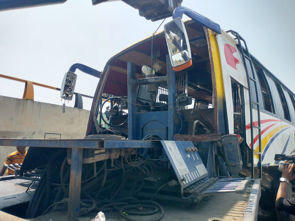 সিরাজগঞ্জে বাসের চাকা ফেটে চালক-সহকারীসহ নিহত ৩, আহত ১০