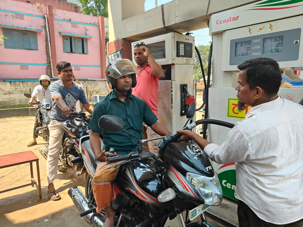 সিরাজগঞ্জে ফুয়েল কার্ড চালুর সুফল: কমছে মোটরসাইকেল চালকদের ভোগান্তি