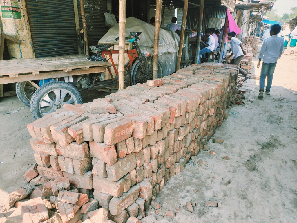 গঙ্গাচড়ায় টেন্ডার ছাড়াই সড়কের ইট সরানোর অভিযোগ: এলাকাবাসীর বাধার মুখে কাজ বন্ধ