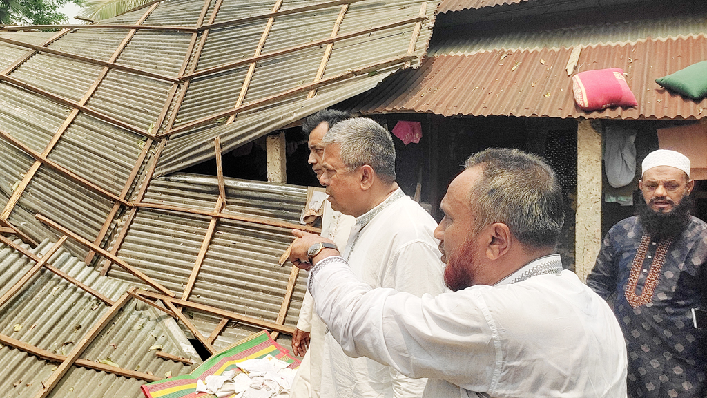 শ্রীপুরে কালবৈশাখী ও শিলাবৃষ্টির তাণ্ডব: ৩০০ হেক্টর জমির ধান নষ্ট, ক্ষতিগ্রস্ত ৪০০ ঘরবাড়ি