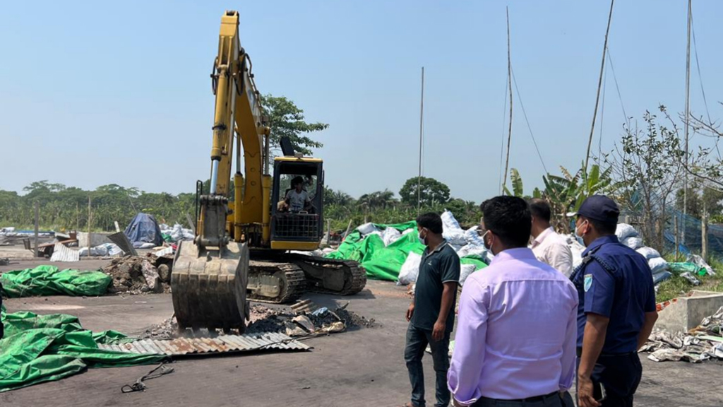 ভেদরগঞ্জে পরিবেশের জন্য হুমকি সেই অবৈধ সিসা কারখানা গুঁড়িয়ে দিল প্রশাসন